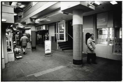 402238 Gezicht in de Vredenburgpassage van het kantoor- en winkelcentrum Hoog Catharijne te Utrecht.